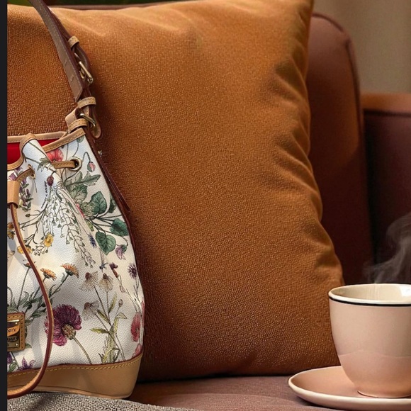 Floral Print Bucket Bag New with tags πβ₯οΈπ¦π¦πΎππππΈππΊ - Picture 3 of 17